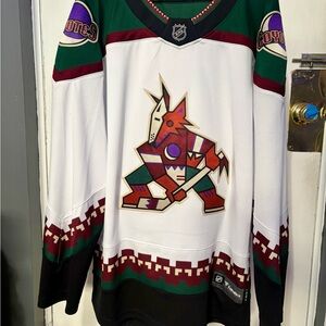 Fanatics Arizona Coyotes Green White Maroon Hockey Jersey Collar Detail
